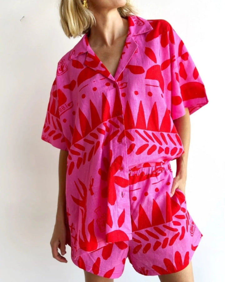 Adele | Sæt med Skjorte og Shorts i Pink-Rød Print