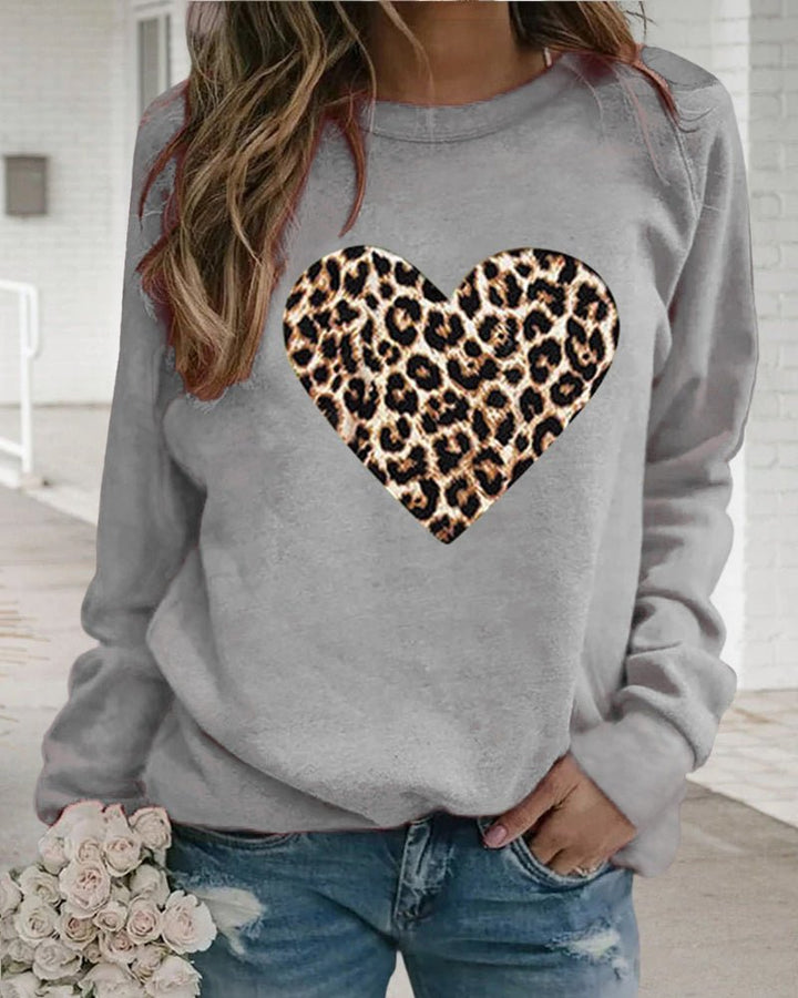 Gitte | Damer’s afslappede sweatshirt med leopard-hjerteprint - Freya Kobenhavn