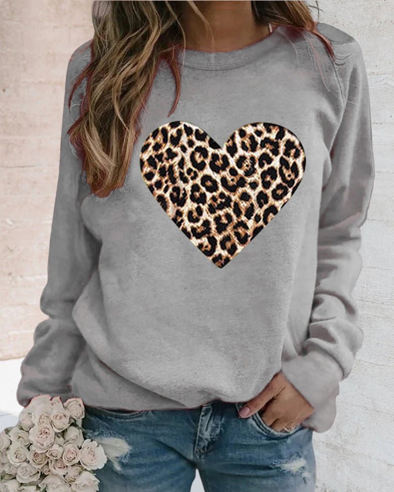 Gitte | Damer’s afslappede sweatshirt med leopard-hjerteprint - Freya Kobenhavn